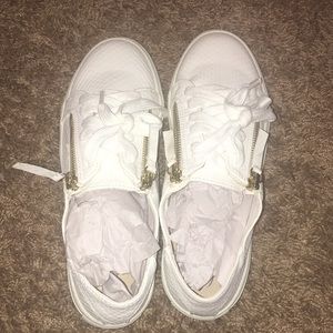 Women’s size 6 shoe